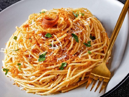 Лесна паста спагети със зехтин, чесън и аншоа - снимка на рецептата